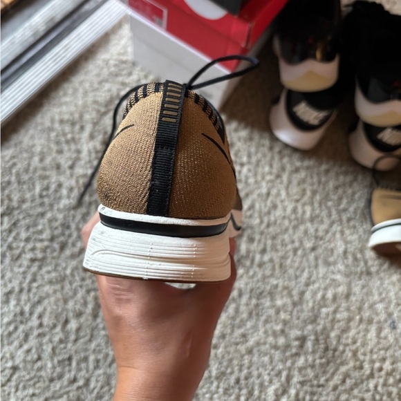 Nike tan brown flyknit trainers - Picture 3 of 9